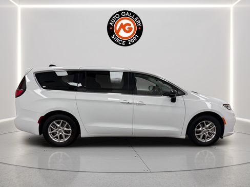 Used 2024 Chrysler Pacifica Touring-L FWD image 2
