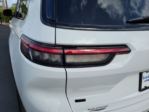 Used 2023 Jeep Grand Cherokee L Limited w/ Black Appearance Package image 12