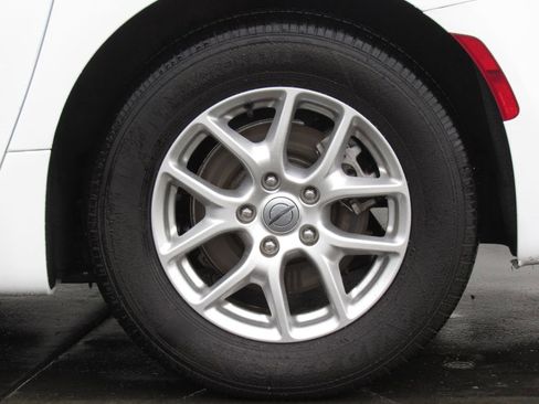 Used 2024 Chrysler Pacifica Touring-L FWD image 35