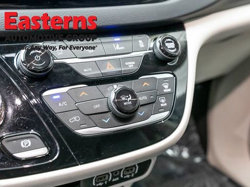 Used 2023 Chrysler Pacifica Touring-L FWD image 20