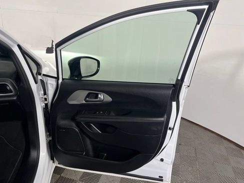 Certified 2023 Chrysler Pacifica Limited w/ Uconnect Theater Family Group FWD image 29