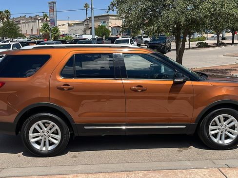 Used 2017 Ford Explorer XLT FWD image 9