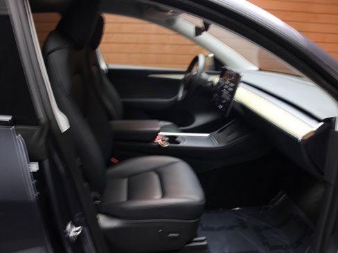 Used 2023 Tesla Model Y Long Range image 17