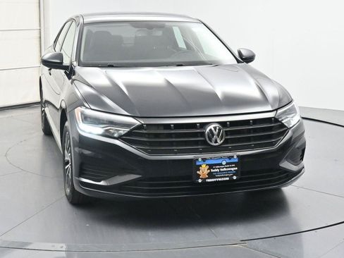 Certified 2021 Volkswagen Jetta SE FWD image 32