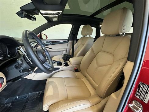 Used 2024 Porsche Macan image 2