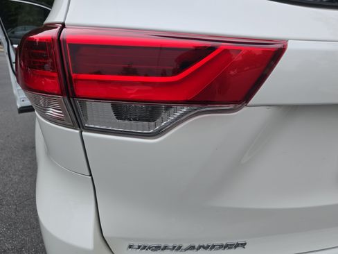 Used 2019 Toyota Highlander XLE AWD/4WD image 36