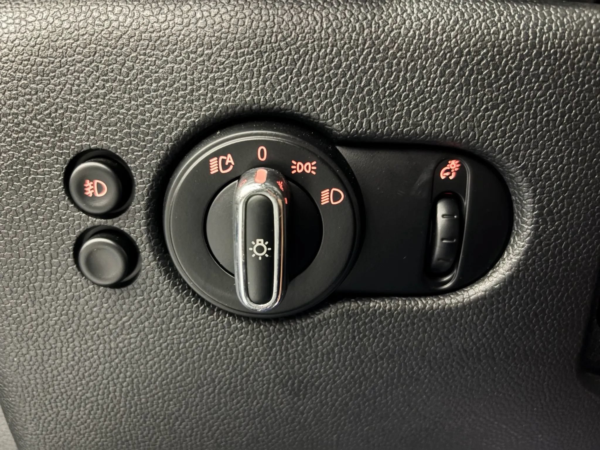 Used 2019 MINI Cooper 2-Door Hardtop w/ Premium Package FWD image 22