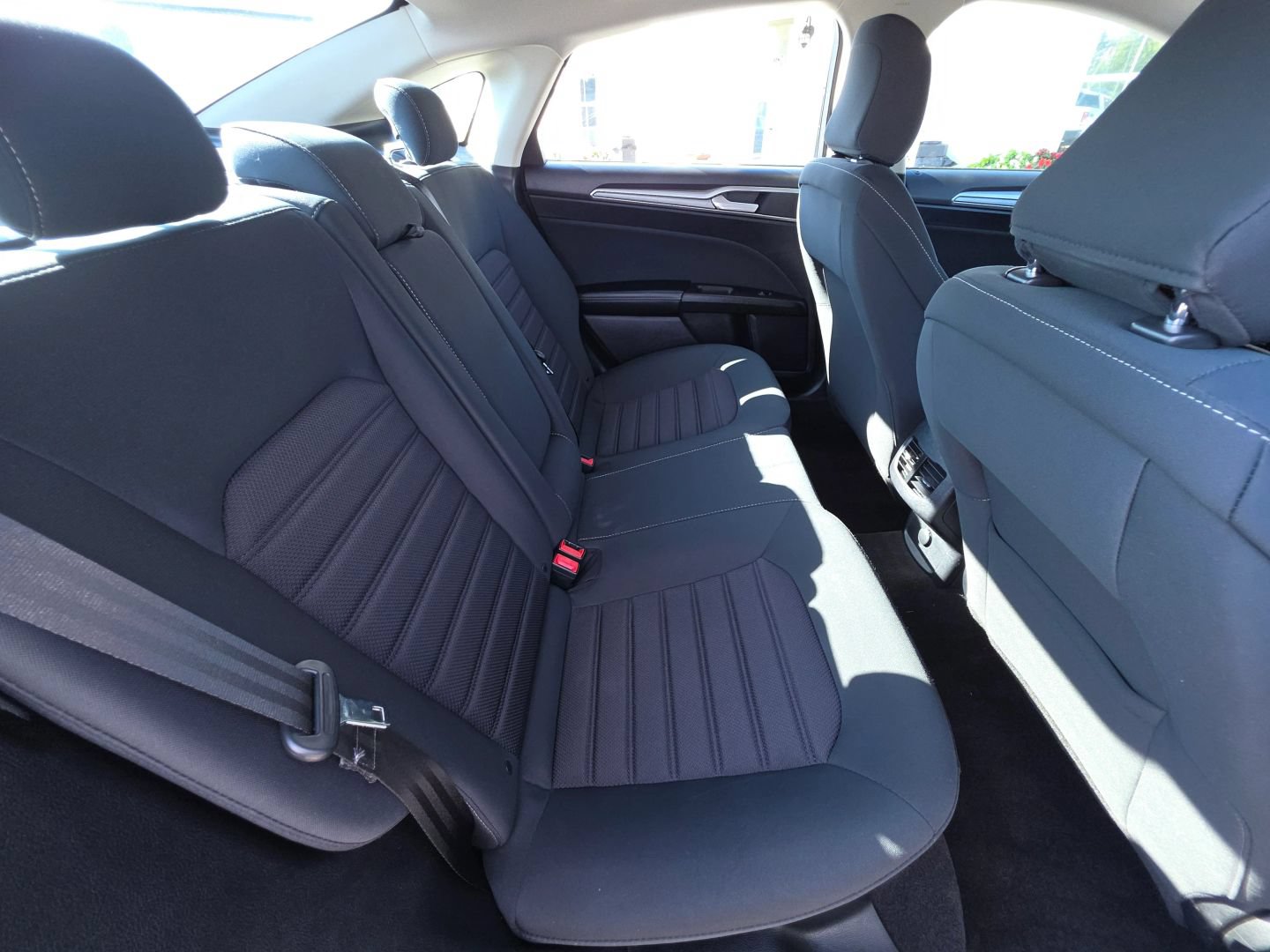 Used 2020 Ford Fusion SE FWD image 27