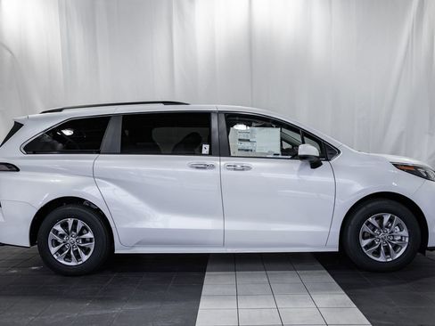 New 2026 Toyota Sienna XLE image 3