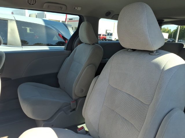 Used 2018 Toyota Sienna L FWD image 7