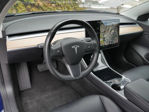 Used 2019 Tesla Model 3 Standard Range image 4