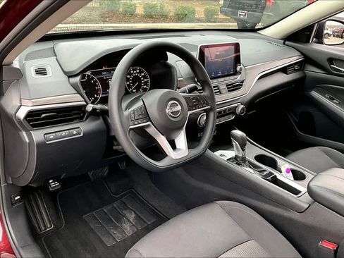 Used 2025 Nissan Altima 2.5 SV image 17