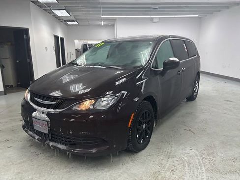 Used 2017 Chrysler Pacifica LX image 4