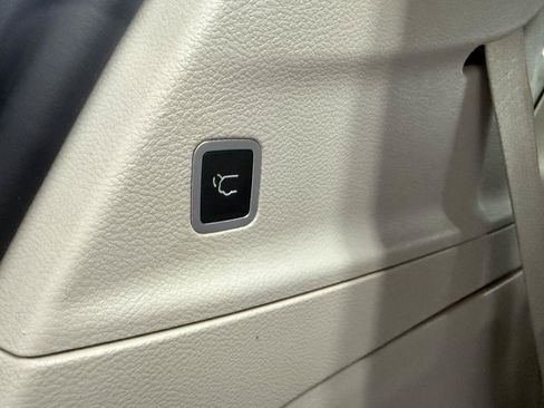 Used 2017 Chrysler Pacifica Limited FWD image 37