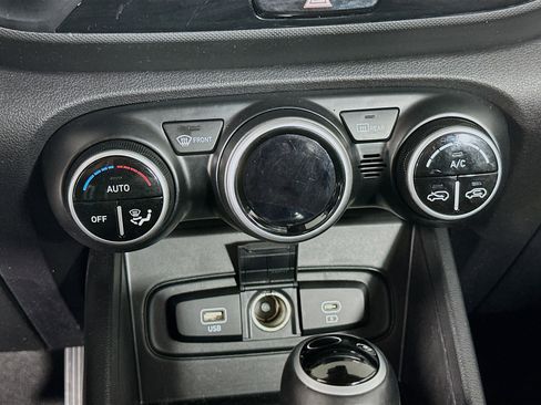 Used 2025 Hyundai Venue SEL FWD image 23