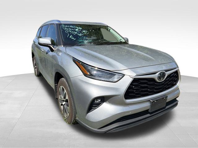 Used 2021 Toyota Highlander XLE AWD/4WD image 3