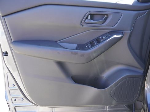 Used 2025 Nissan Rogue S FWD image 18