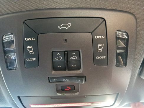 Used 2022 Toyota Sienna Limited image 28