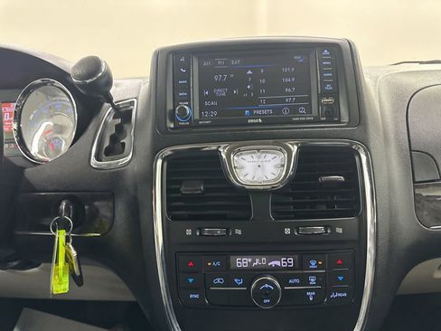 Used 2016 Chrysler Town & Country Touring FWD image 40