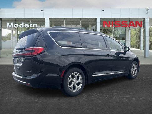Used 2023 Chrysler Pacifica Limited FWD image 5
