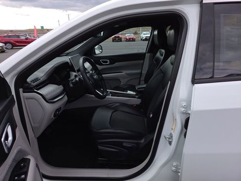 Used 2024 Jeep Compass Latitude AWD/4WD image 13