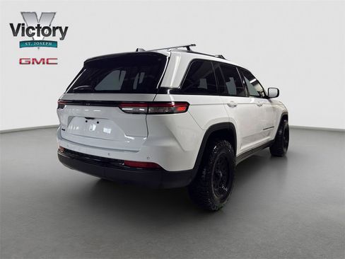 Used 2024 Jeep Grand Cherokee Altitude image 13