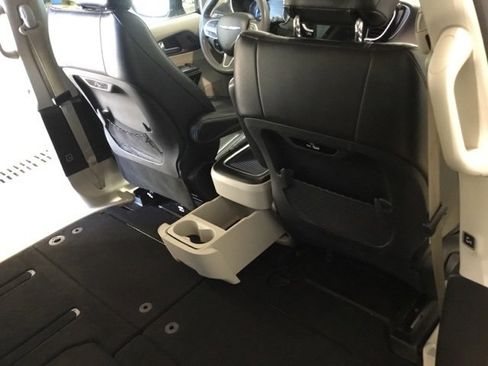 Used 2022 Chrysler Pacifica Touring-L image 51