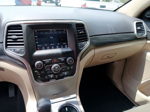 Used 2021 Jeep Grand Cherokee Laredo image 21
