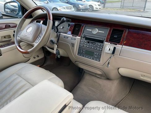 Used 2003 Lincoln Town Car Signature RWD image 14