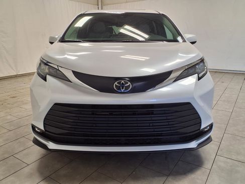 New 2026 Toyota Sienna XLE image 2