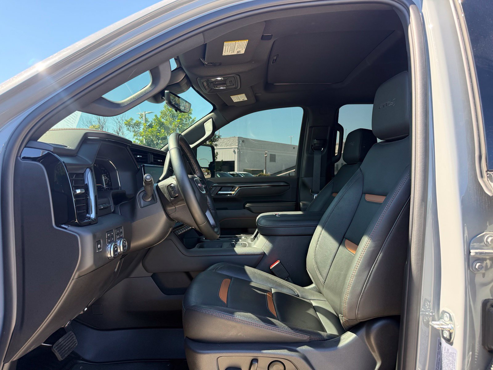 Used 2025 GMC Sierra 2500 AT4 w/ AT4 Premium Plus Package AWD/4WD image 5