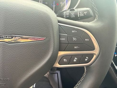 Used 2025 Chrysler Pacifica Select FWD image 26