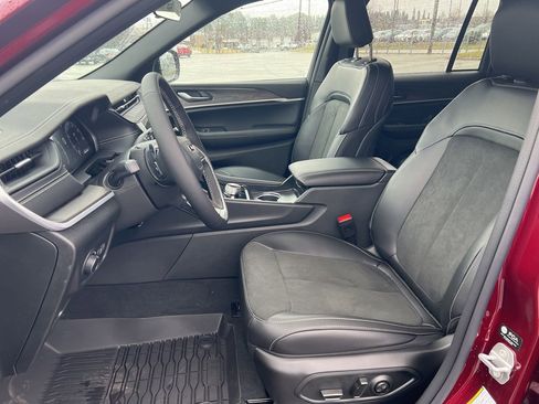 New 2026 Jeep Grand Cherokee Altitude image 13