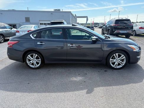 Used 2013 Nissan Altima 3.5 SL w/ Technology Pkg FWD image 4