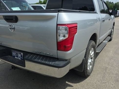 Used 2018 Nissan Titan SV AWD/4WD image 26