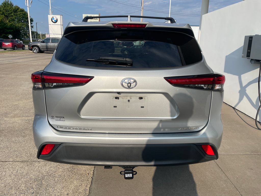 Used 2022 Toyota Highlander XLE AWD/4WD image 4