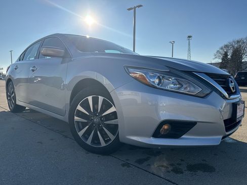 Used 2017 Nissan Altima 2.5 SV image 2