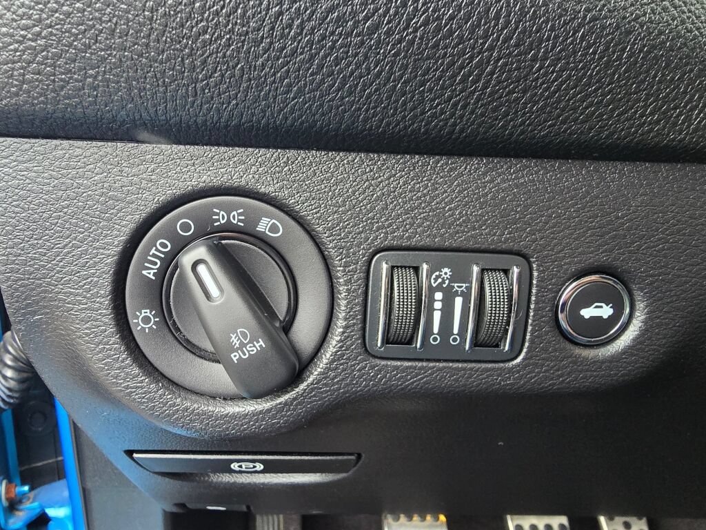 Used 2016 Dodge Challenger R/T Scat Pack w/ Technology Group RWD image 19