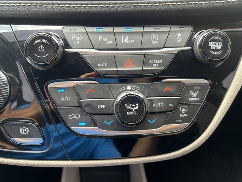 Used 2023 Chrysler Pacifica Touring-L image 26