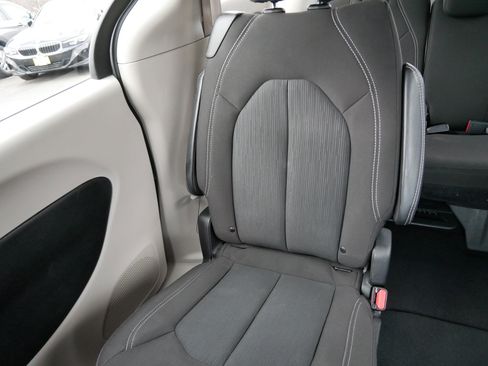 Used 2023 Chrysler Voyager LX image 12