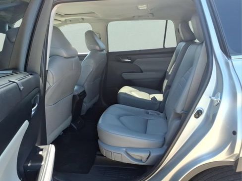 Used 2023 Toyota Highlander XLE AWD/4WD image 22