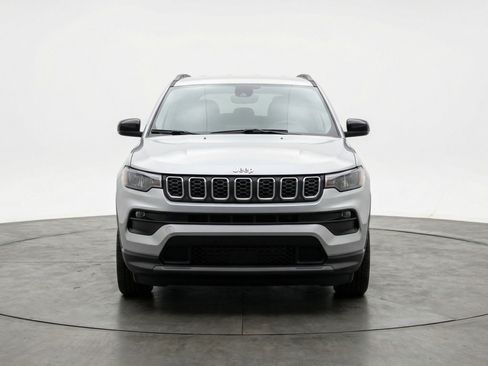 Used 2025 Jeep Compass Latitude image 2
