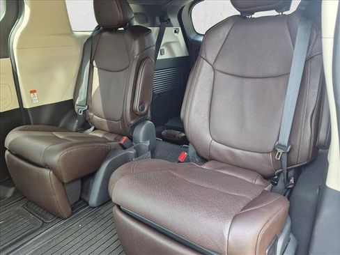 Used 2023 Toyota Sienna Platinum FWD image 8
