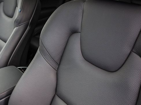 Used 2025 Volvo XC90 B6 Plus image 21