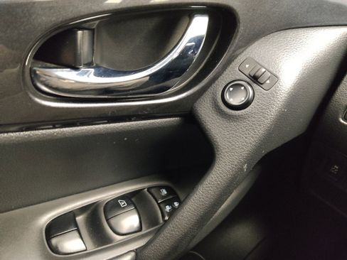 Used 2018 Nissan Rogue SV image 27