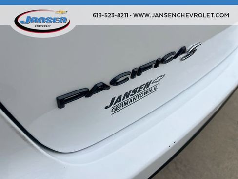 Used 2025 Chrysler Pacifica Limited image 32