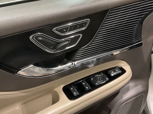 Used 2021 Lincoln Corsair Standard w/ Premium Package image 7