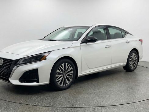 Used 2025 Nissan Altima 2.5 SV FWD image 3