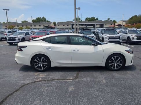 Used 2023 Nissan Maxima SV w/ Floor Mat Group FWD image 5