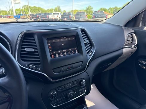 Used 2019 Jeep Cherokee Latitude Plus AWD/4WD image 21